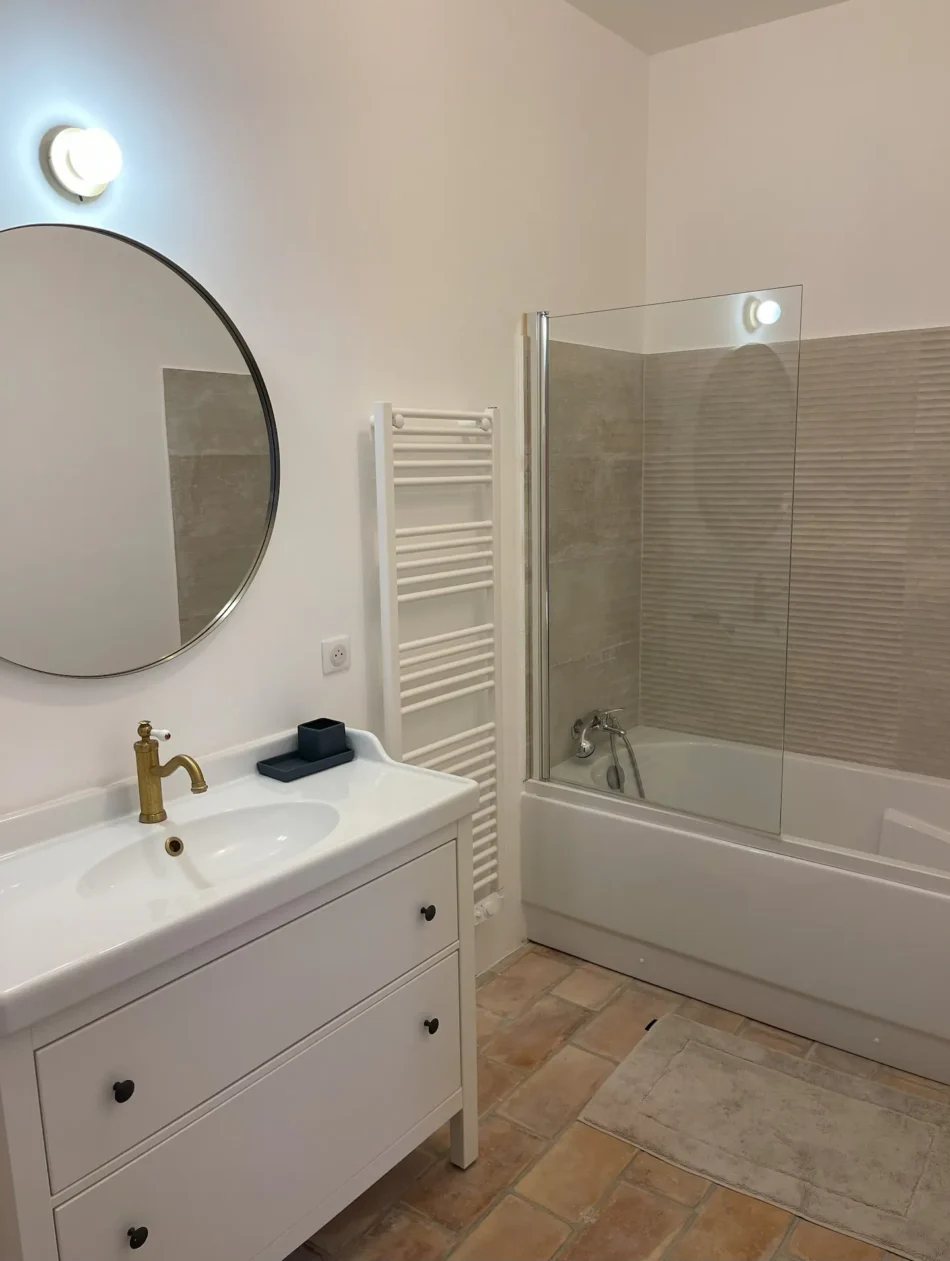 Salle de bain avec baignoire et wc